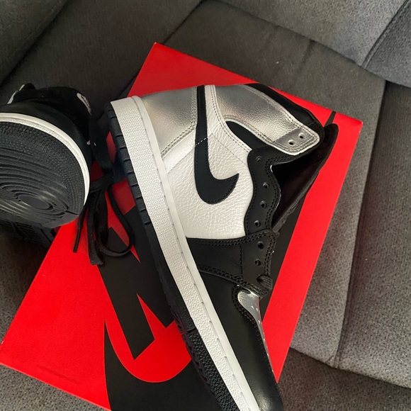 Jordan’s 1s W 7 boys 5 n a half - Picture 3 of 6